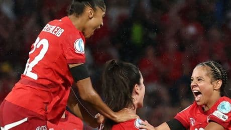 Thuisland Zwitserland schakelt IJsland uit op EK en houdt zicht op kwartfinales