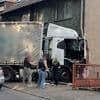 Autos kippen auf die Seite: Lastwagen fährt in Wohnhaus - zwei Tote in Oberhausen