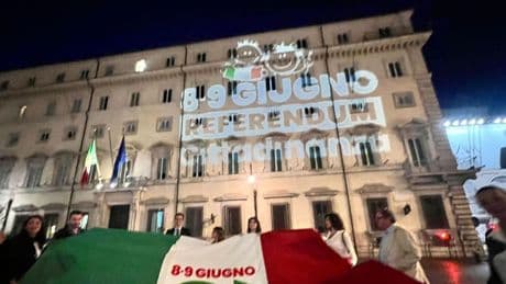 Referendum cittadinanza: il comitato promotore proietta il logo sulla facciata Palazzo Chigi