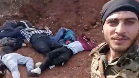 En Syrie, une enquête sur les massacres en mars fait état de plus de 1 400 morts, en majorité des civils