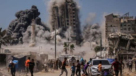 Israel bombadiert Gaza: Armee zerstört markantes Hochhaus vollständig