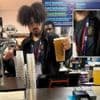 City-barman draagt tijdens stadsderby truitje van grote rivaal, gevolgen zijn niet min
