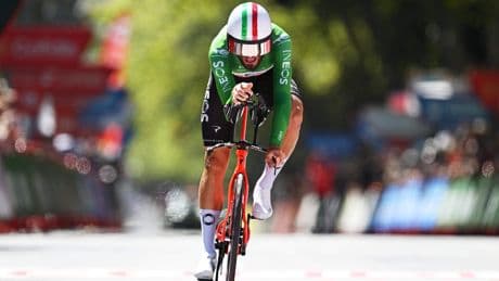 Wordt de Vuelta toch nog spannend? Jonas Vingegaard verliest in ingekorte tijdrit tien seconden op Joao Almeida, fenomeen Filippo Ganna snelt naar winst