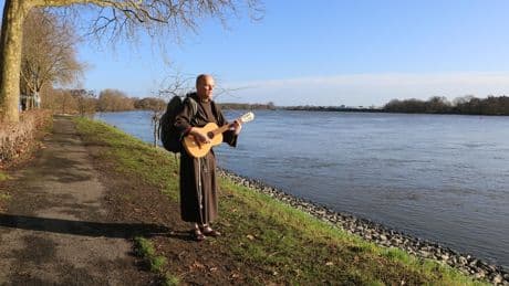 Nantes : frère Jacques Jouët, le moine musicien qui sillonne les routes en mendiant son pain