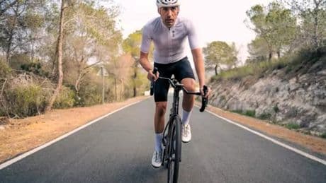 José María López da la vuelta a España en bicicleta contra la leucemia infantil y con el apoyo de Rafa Nadal