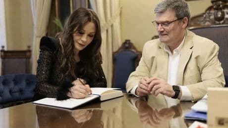 Catherine Zeta-Jones visita a Aburto en el Ayuntamiento