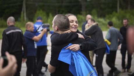 Alivio, esperanza, gratitud y angustia: cómo vuelven a Ucrania los cautivos en Rusia