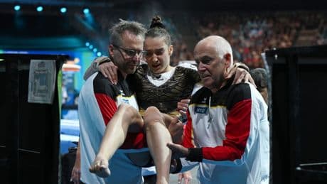 Verdacht auf Kreuzbandriss: Sturz-Drama um deutschen Turn-Star! Helen Kevric aus der Halle getragen
