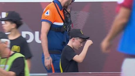 Metz-Strasbourg: belle frayeur pour un jeune ramasseur de balle, évacué après un jet de pétard au bord du terrain