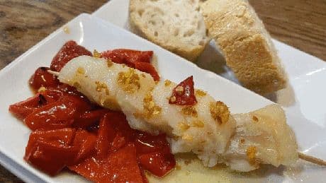 Cinco barras históricas de Bilbao para disfrutar del pintxo de bacalao