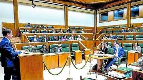 El Parlamento vasco regresa a la actividad después de casi un mes de parón legislativo