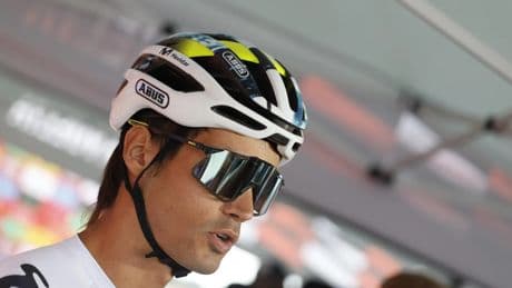 Javier Romo, el ciclista que cayó al esquivar a un manifestante propalestino, obligado a dejar la Vuelta