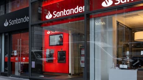 Santander congela sueldos y recorta bonus en Reino Unido