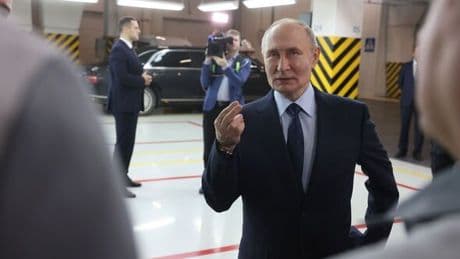 Russian economy meltdown as car sales 'crash' by 25% and manufacturing plunges