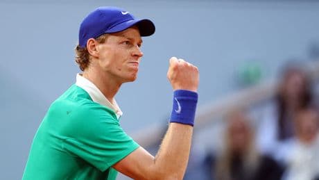 Sinner schlägt Zverev-Bezwinger Djokovic  - Traum-Finale in Paris perfekt!