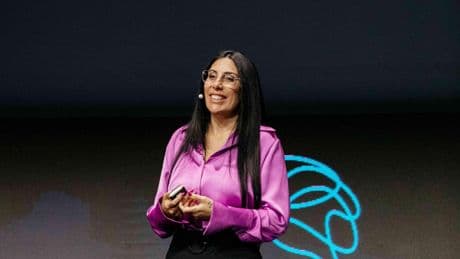 Tania García, investigadora en neurociencia: “Tu hijo adolescente no está frente al móvil solo por gusto, probablemente sea porque le han dejado o se siente solo”