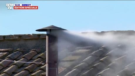 Vatican: la fumée blanche s'échappe de la cheminée de la chapelle Sixtine, un nouveau pape a été élu