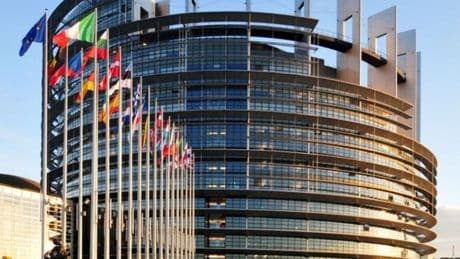 Ue, revisione delle norme CO2 auto resta programmata entro la metà del 2026