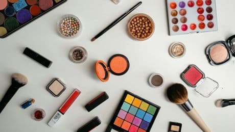 Sanidad informa de la retirada de cuatro marcas de cosméticos por no cumplir la ley