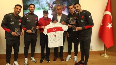 TFF Başkanı İbrahim Hacıosmanoğlu ve milli futbolculardan Aziz Sancar'a ziyaret