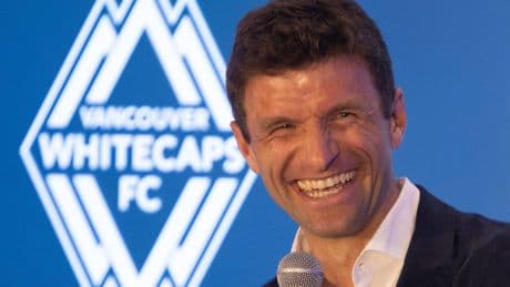 Thomas Müller: Jetzt verteilt der Ex-Bayern-Star Lederhosen in Kanada
