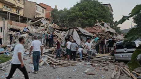 Son dakika haberi: Balıkesir'de 6.1'lik deprem sonrası yıkılan binalar var! İşte ilk görüntüler