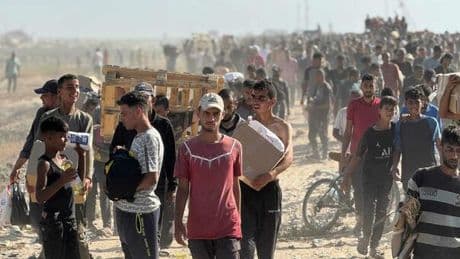 Gaza, il dramma della fame: la folla assalta un sito di aiuti