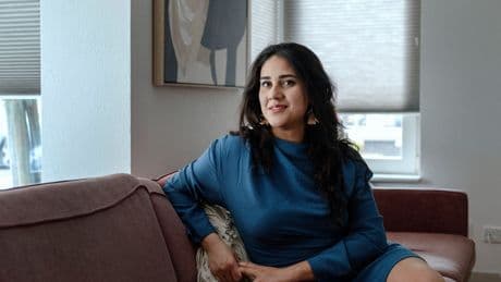 Gevlucht uit Afghanistan, nu viert ze haar vrijheid: ‘Alles wat ik doe is een ode aan Nederland’