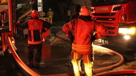 Beyoğlu'nda 6 katlı binada korkutan yangın: Mahsur kalan 2 kişi kurtarıldı