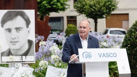 Tellado vincula al PNV con la 'trama Cerdán' durante el homenaje en Ermua a Miguel Ángel Blanco