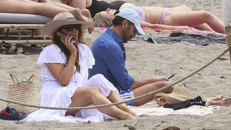 Una escultural Eva Longoria disfruta de una jornada de playa familiar en Marbella