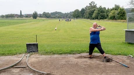 Een swingende slag door de lucht, net als bij golf, maar dan agressiever en luidruchtiger