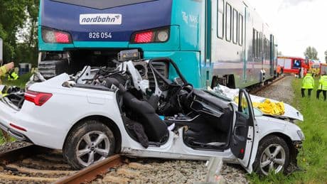Unfall an Bahnübergang  - Zug kracht in Auto – 1 Toter!