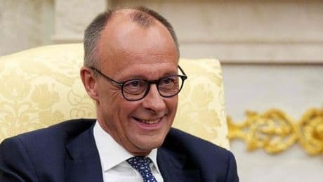 Im Interview mit Fox News lässt Merz gleich zwei Spitzen gegen Merkel los