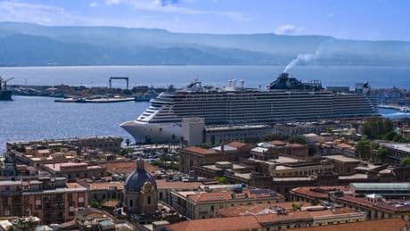 Dos turistas caen al mar desde un crucero en Sicilia al romperse las amarras por el fuerte viento
