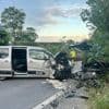 Frontale botsing in Rollegem, verlichtingspaal valt op één van de wrakken: drie gewonden