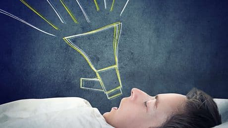 Schlafmediziner bewertet Hilfsmittel - Hilft ein Tennisball wirklich gegen Schnarchen?