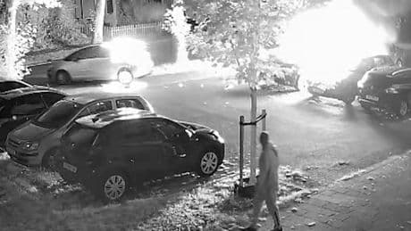 Meerdere auto's in brand gevlogen in Arnhem, politie vermoedt brandstichting