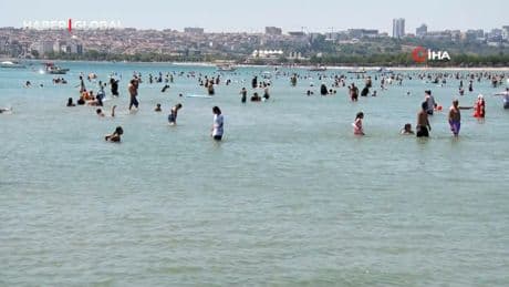 İstanbul'da sıcaktan bunalan vatandaşlar, denize akın etti