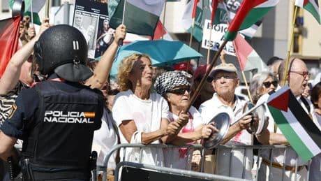 Cacerolada propalestina contra el equipo Israel en el inicio de etapa 13 en La Vuelta en Cabezón de la Sal