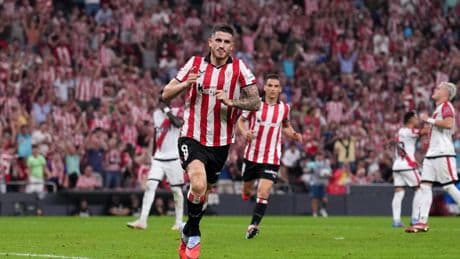 El Athletic, con gol de Sancet de penalti vía VAR, parte al Rayo