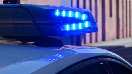 Verkehrsunfall: Kleinbus erfasst Polizistin auf Landstraße - schwer verletzt