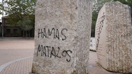 Aparecen pintadas de «genocidas» y «Hamás mátalos» sobre la obra de la israelí Yaël Artsi en Vitoria