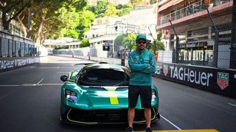 Fernando Alonso conduce el Aston Martin Valhalla en su debut dinámico