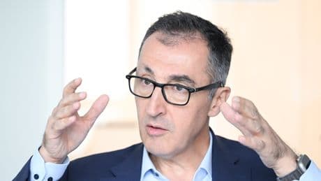 Özdemir fordert - Social-Media-Verbot für alle unter 16