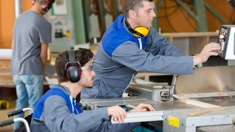 «Les retournements de conjoncture se font au détriment d’eux» : l’insertion fragile des employés en situation de handicap