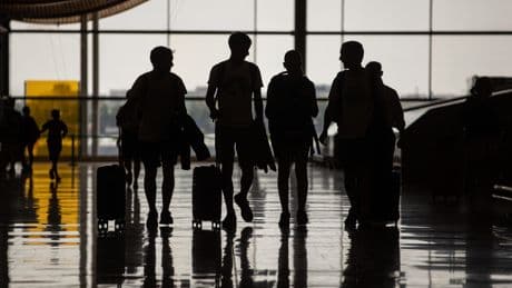 Los aeropuertos españoles recibieron a 63,7 millones de pasajeros internacionales hasta julio, un 6% más que en 2024