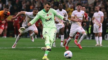 Galatasaray'ın üçüncü golü Fernando Muslera'dan!