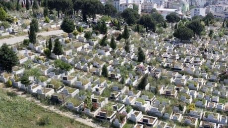 İstanbul'da bayramın ilk günü mezarlıklar ziyaretçilerle doldu