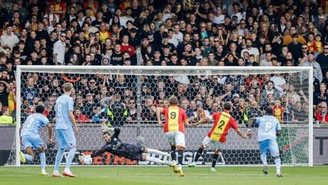 Sparta-goalie Joël Drommel slaat keihard terug na dramatische start tegen PSV: ’Zo help je elkaar, hè’